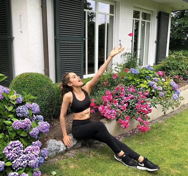 Cinta Laura Abs