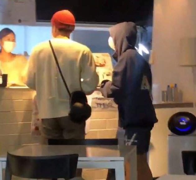 Photo When Kai EXO at His Brother's Cafe, Served and 'Chased Away' by His Own Brother