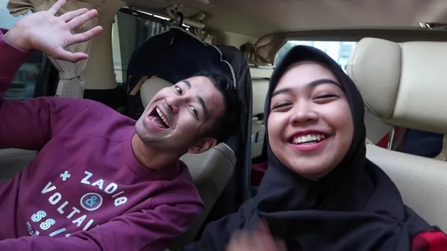 Setelah Dika dan Gen Halilintar, kali ini giliran Ricis yang kedapatan tamu spesial di channel Youtube-nya, yakni Raffi.
