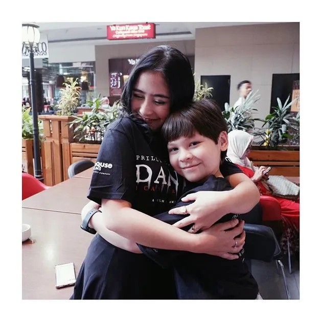 Kenalin, si bule cilik ganteng ini namanya Kevin Bzezovski Taroreh. Saat ini Ia tengah jatuh cinta pada Prilly loh.