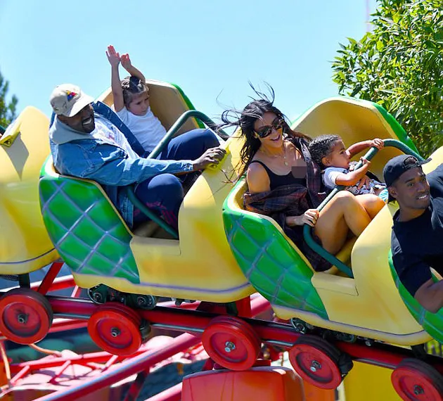 Kim Kardashian & Anaknya ke Disneyland