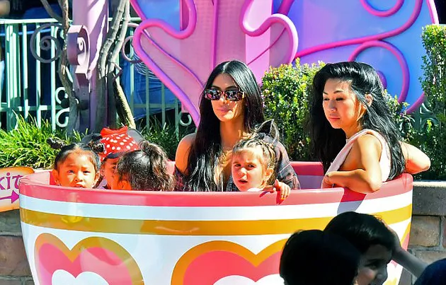 Kim Kardashian & Anaknya ke Disneyland