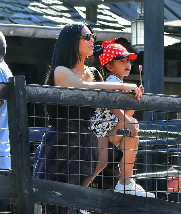 Kim Kardashian & Anaknya ke Disneyland
