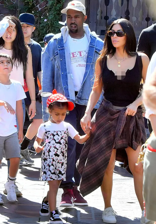 Kim Kardashian & Anaknya ke Disneyland