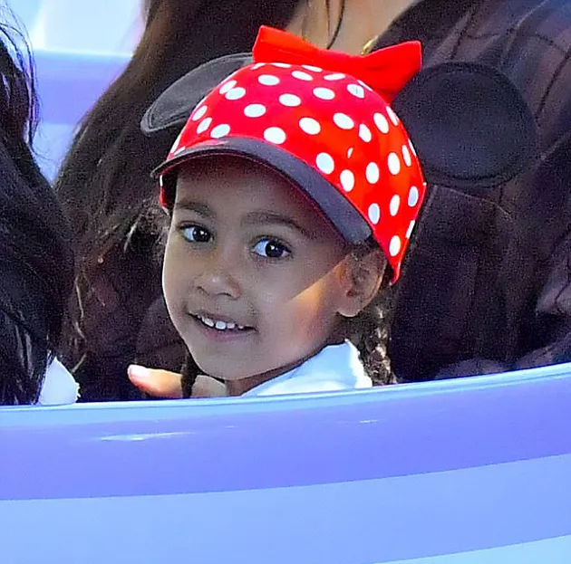 Kim Kardashian & Anaknya ke Disneyland