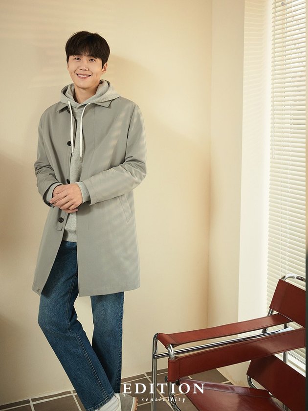Photo of Kim Seon Ho from Casual to CEO-style, Cute and Husband-able While Folding Clothes