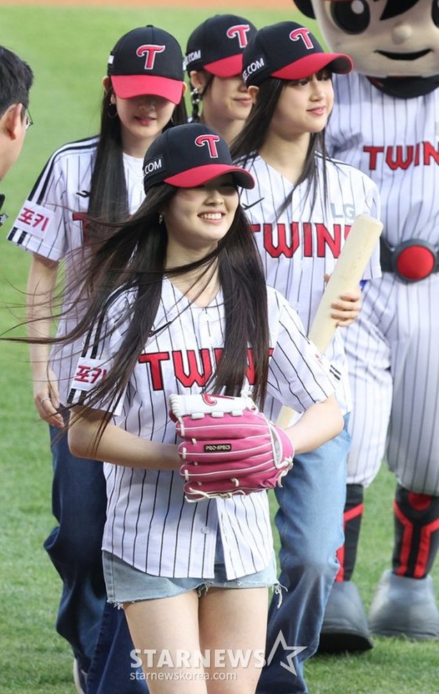 Photo of Kim VVUP Becoming the First Indonesian Idol First Batter in the Opening of Baseball Match, So Cute!