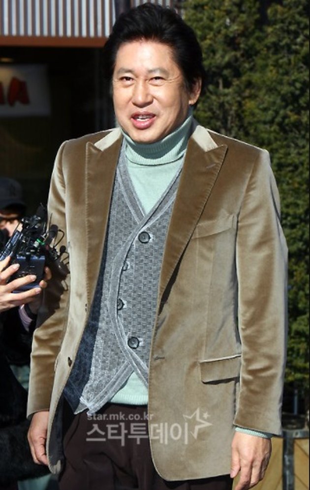 Photo of Senior Actor Kim Yong Gun Who is in a Relationship with a Woman 39 Years Younger, Accused of Encouraging Abortion