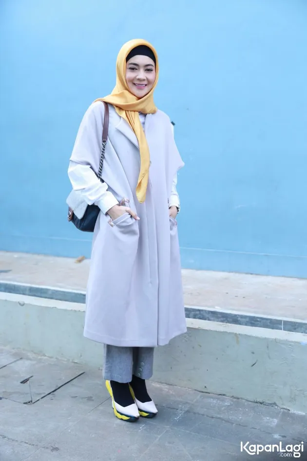 Indah Dewi Pertiwi berhijab