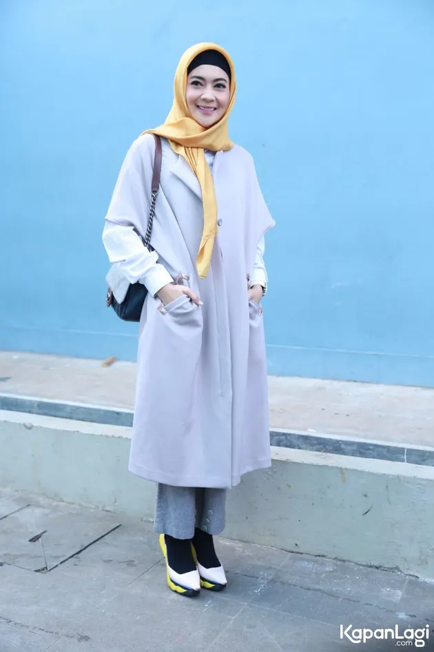 Indah Dewi Pertiwi berhijab