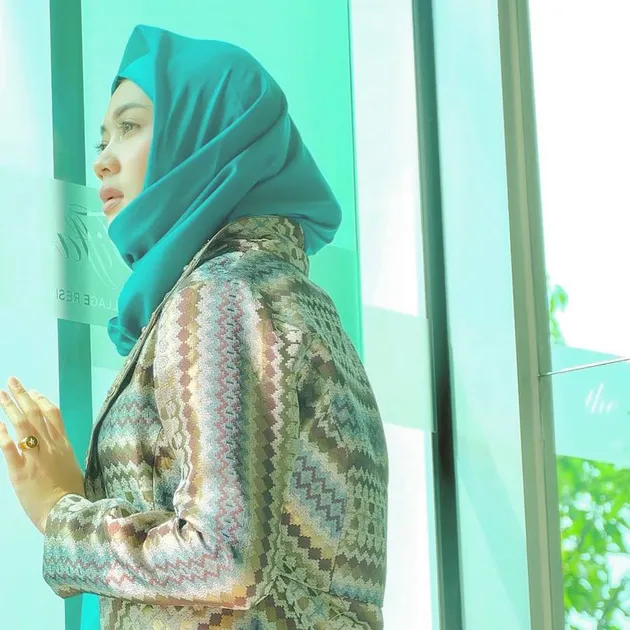 Indah Dewi Pertiwi berhijab