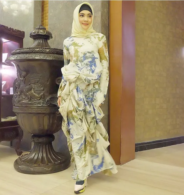 Indah Dewi Pertiwi berhijab