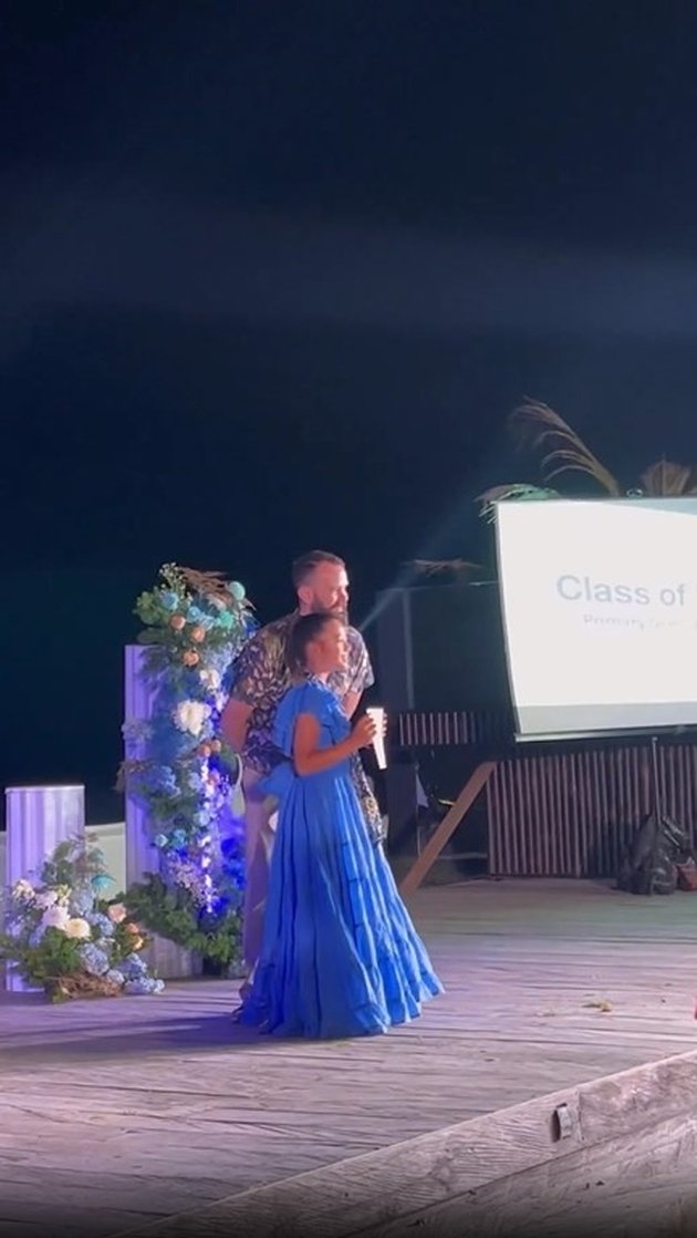 8 Photos of Jennifer Bachdim's Daughter Kiyomi During Graduation, Wearing a Princess Dress and Making Her Parents Proud