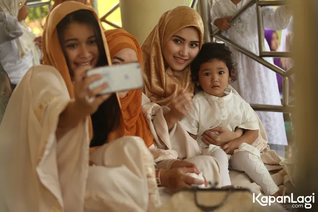 Ayu Ting Ting sholat Ied