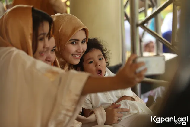 Ayu Ting Ting sholat Ied