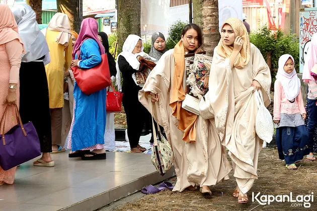 Ayu Ting Ting sholat Ied