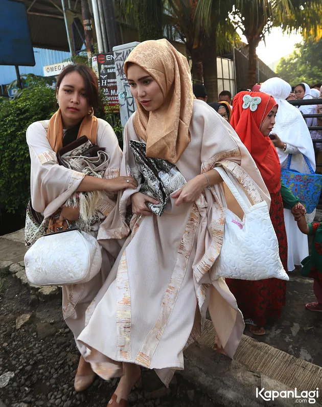 Ayu Ting Ting sholat Ied