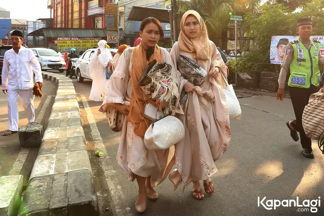 Ayu Ting Ting sholat Ied