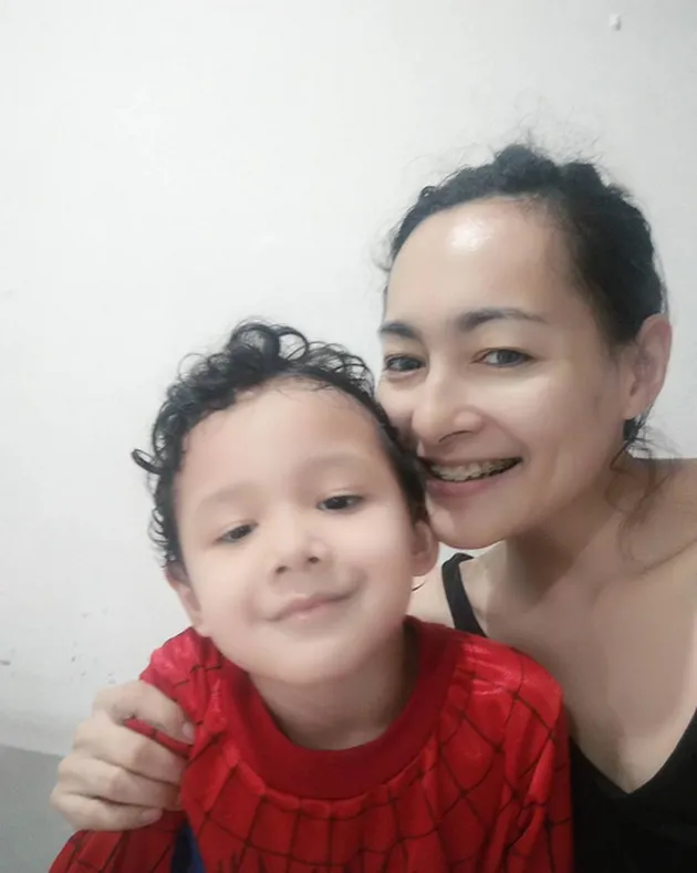 Dewi Rezer Cerai