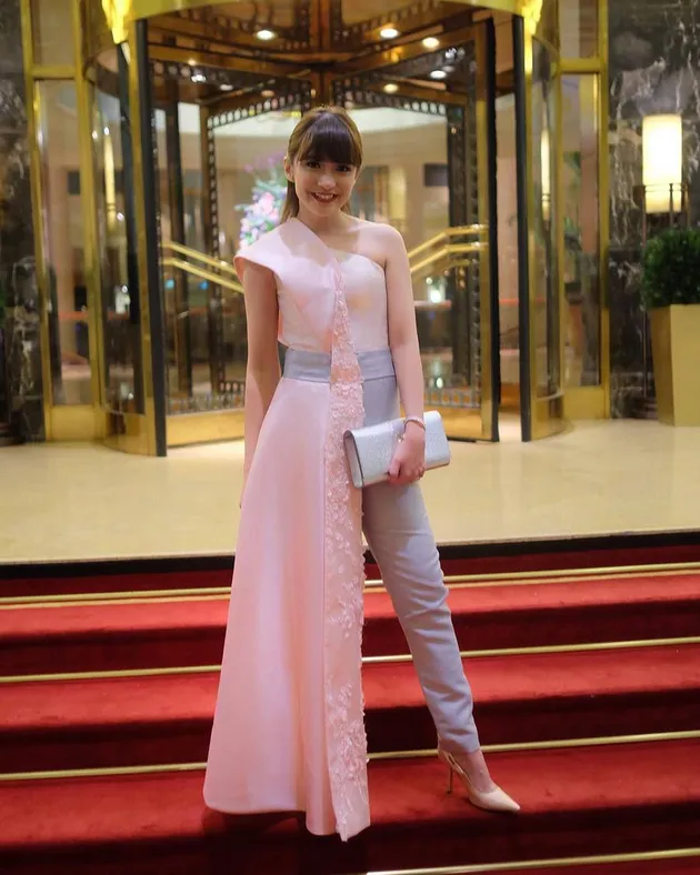 Kekompakan Chelsea Olivia &amp; Nastusha pakai baju pastel