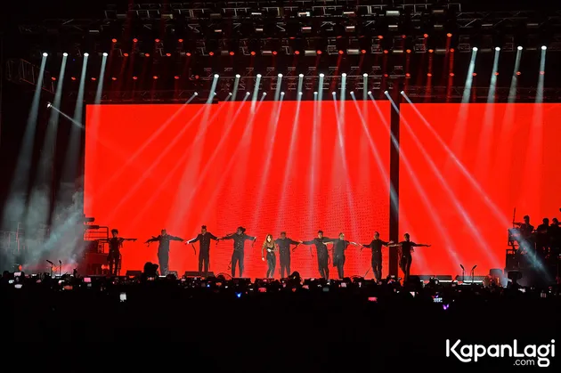 Tepat pukul 20.05 WIB hari Sabtu (23/7) malam kemarin, Selena membuka konser bertajuk Revival Tour di ICE BSD City, Serpong, Tangerang.