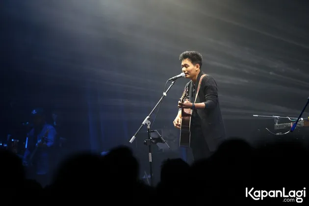 Bertempat di Kota Kasablanka, Jumat (24/2), Rendy Pandugo membawakan lagu yang dinyanyikannya untuk soundtrack film 'GALIH & RATNA' yang berjudul 'Hampir Sempurna'.