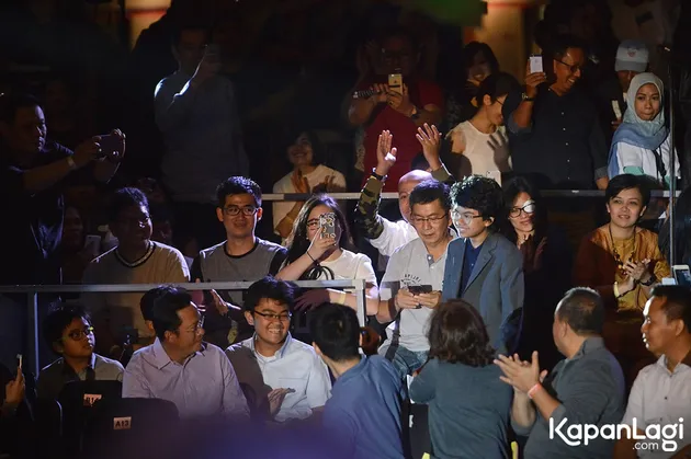 Tepuk tangan meriah dari para penonton menjadi penyambut masuknya Joey Alexander si pianist berbakat ke atas panggung.