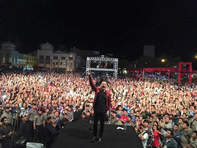 Shane Filan berbagi lewat akun Twitternya suasana riuh yang menyambut konsernya di Manado, Sulawesi Utara.