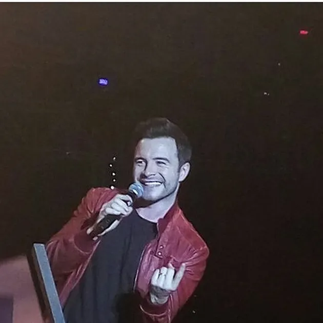 Banyak penonton yang seolah tak percaya bisa melihat aksi panggung langsung oleh salah satu penyanyi yang sebelumnya populer lewat boyband 90-an Westlife ini.
