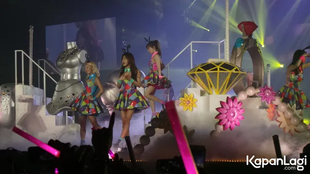 FOTO: KONSER SNSD DI JAKARTA, CINCIN RAKSASA & PAMER KAKI 