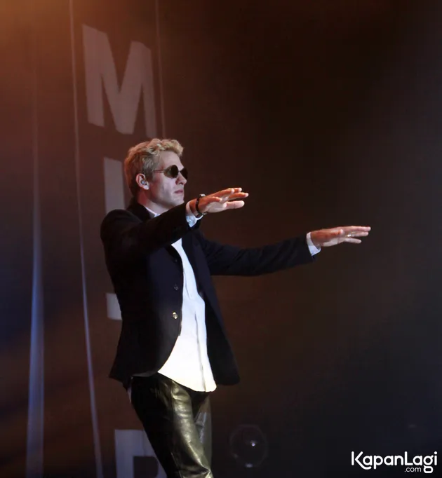 Jascha Richcter pun membawa penonton bernostalgia lewat lagu-lagu indah yang begitu populer sejak era 90-an.