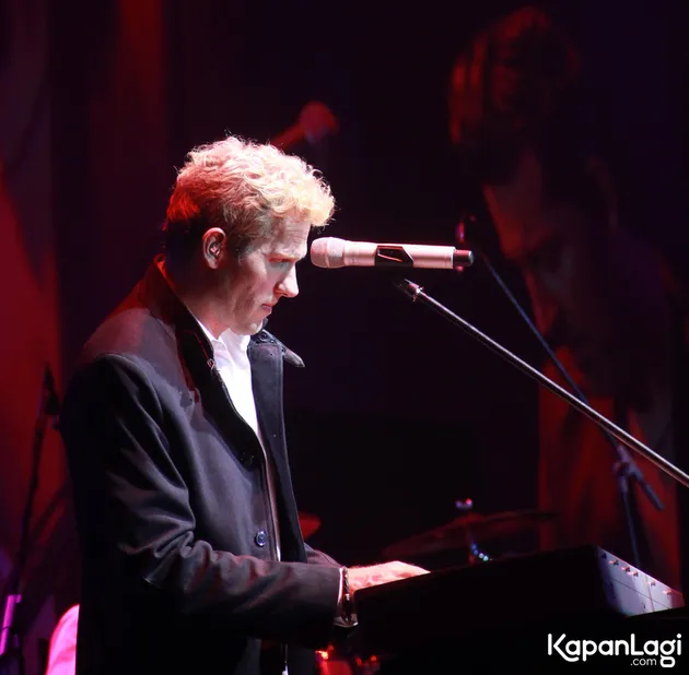 Bawa penonton dalam romantisme malam jelang Valentine. MLTR pun sukses bikin pendengarnya baper.