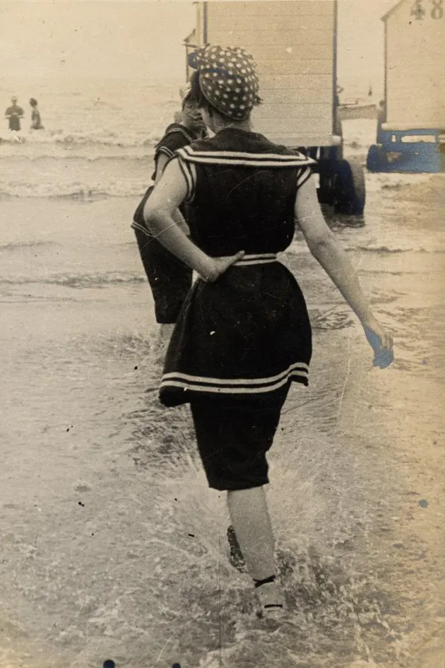 Gaya Pakaian di Pantai Tahun 1900an