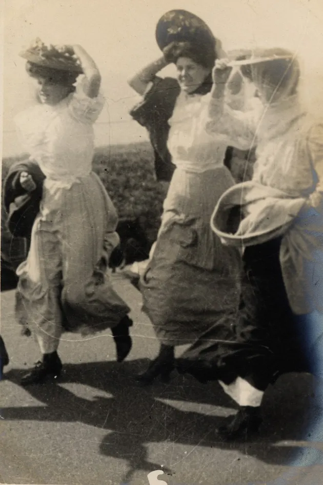 Gaya Pakaian di Pantai Tahun 1900an