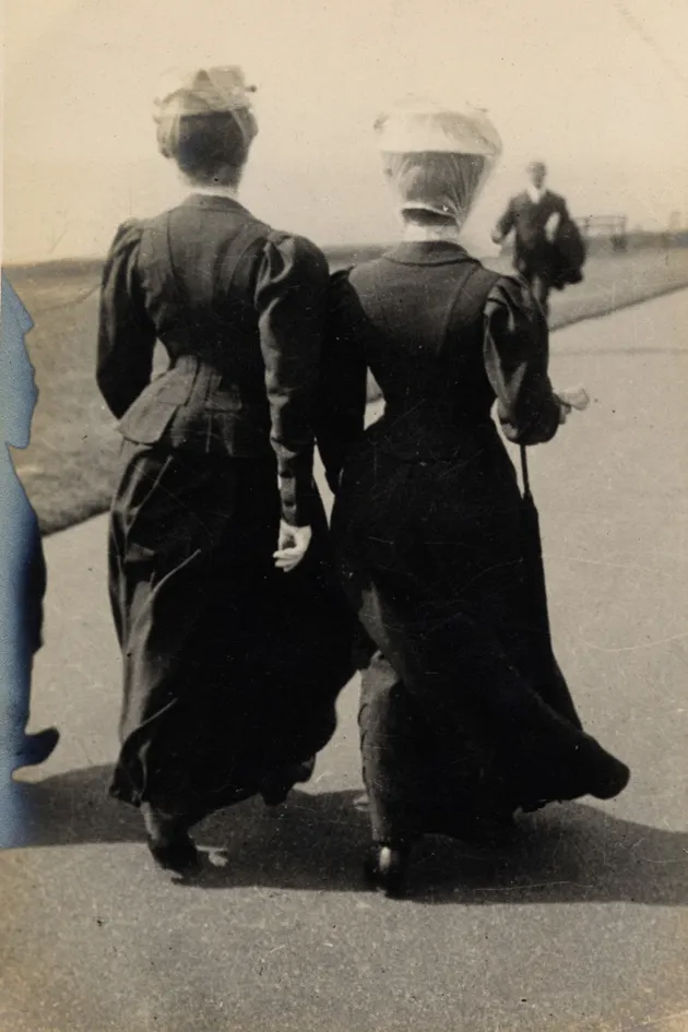 Gaya Pakaian di Pantai Tahun 1900an