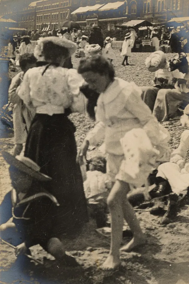 Gaya Pakaian di Pantai Tahun 1900an