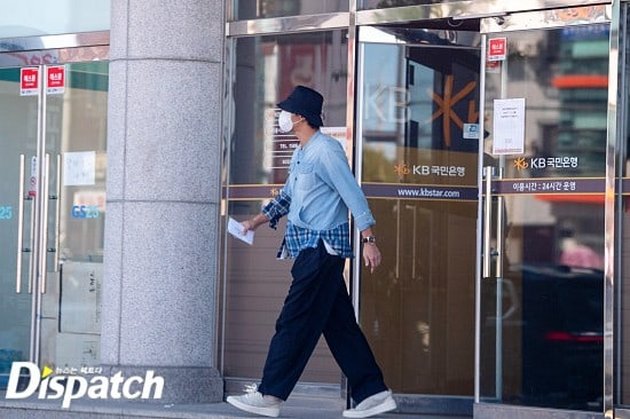 Chronological Photos of Lee Seung Gi and Lee Da In's Simple Date Released by Dispatch, Going to the Bank First and Then Visiting Grandma