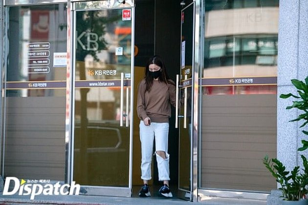 Chronological Photos of Lee Seung Gi and Lee Da In's Simple Date Released by Dispatch, Going to the Bank First and Then Visiting Grandma