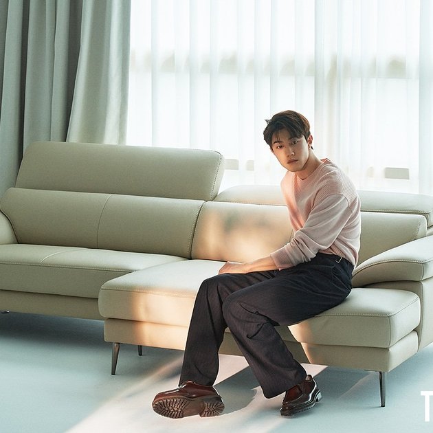 Kwak Dong Yeon's Latest Photoshoot, Still Grateful for Having an Older Face