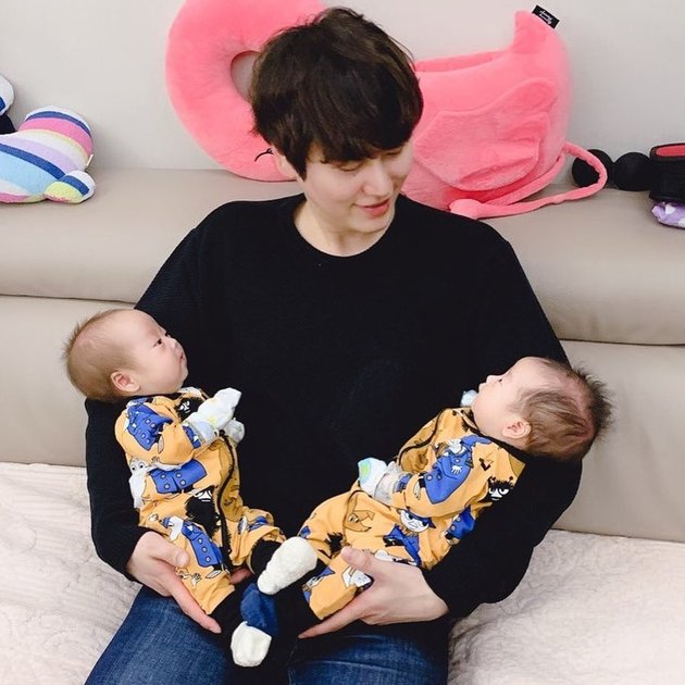 Photos of Kyuhyun Super Junior with Twin Nephews, Too Cute and Fans Ask Him to Get Married Soon