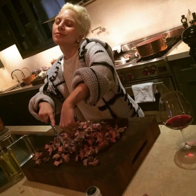 Lady Gaga Saat Masak di Dapur