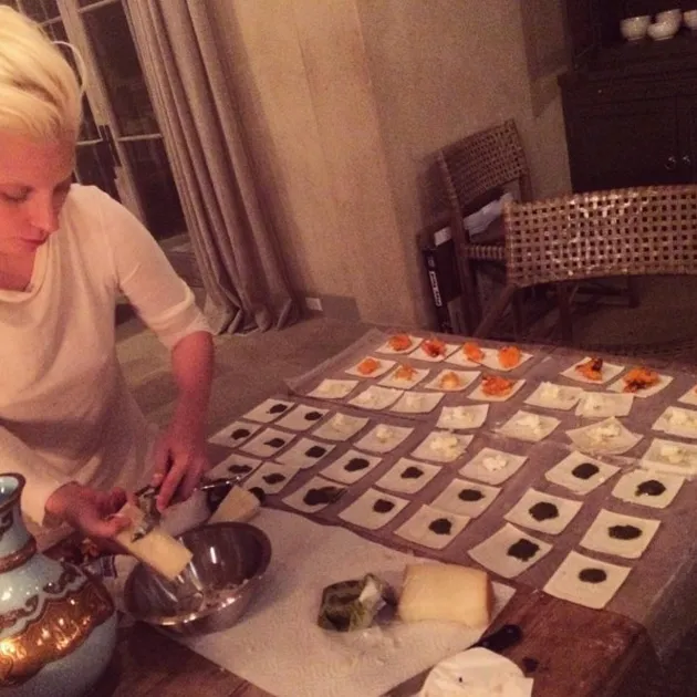 Lady Gaga Saat Masak di Dapur