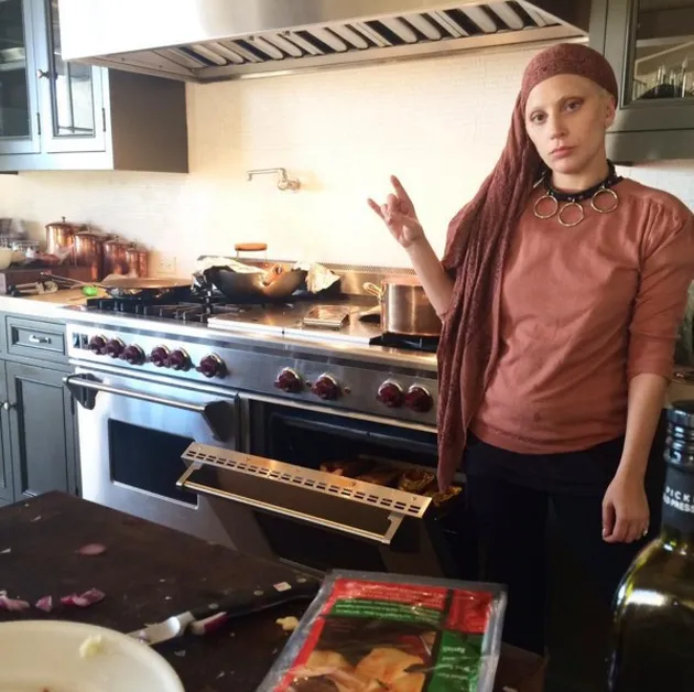 Lady Gaga Saat Masak di Dapur