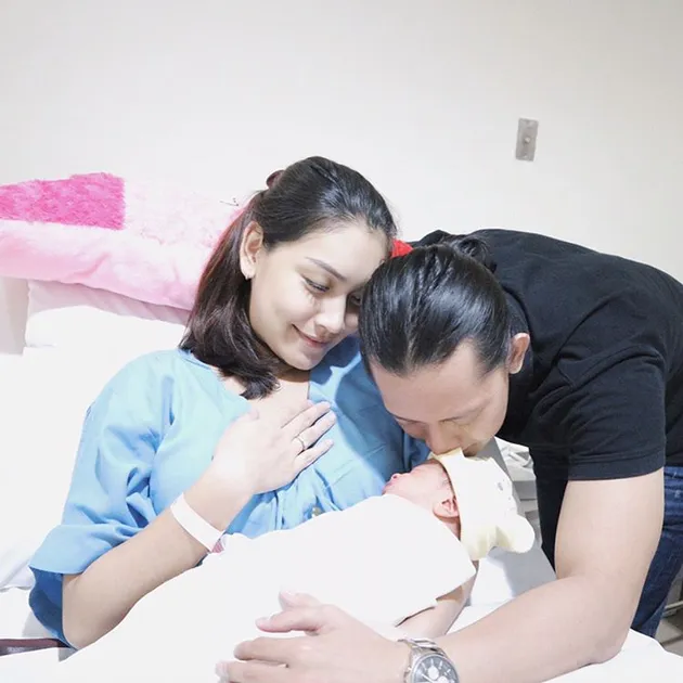 Melody Prima Melahirkan