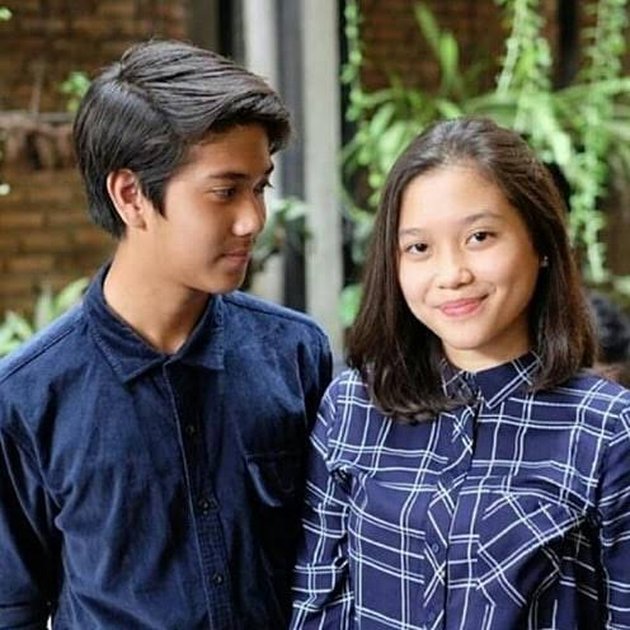 Old Photos of Iqbaal Ramadhan and Zidny Lathifa that are Romantic, School Friends - Praying in Congregation