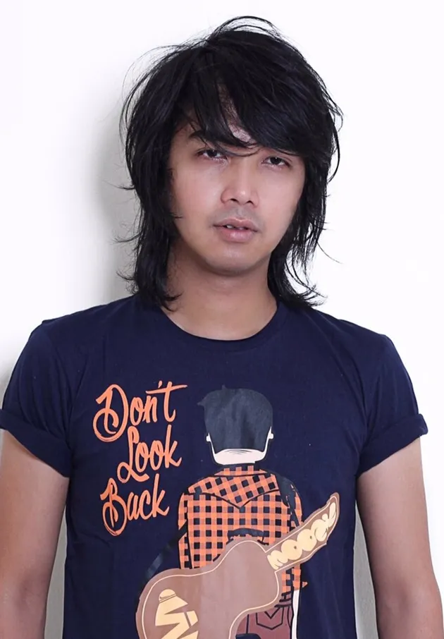 Bojes sempat gonta-ganti band sebanyak sekitar tiga kali, yakni Rockie, Brosis hingga Click.
