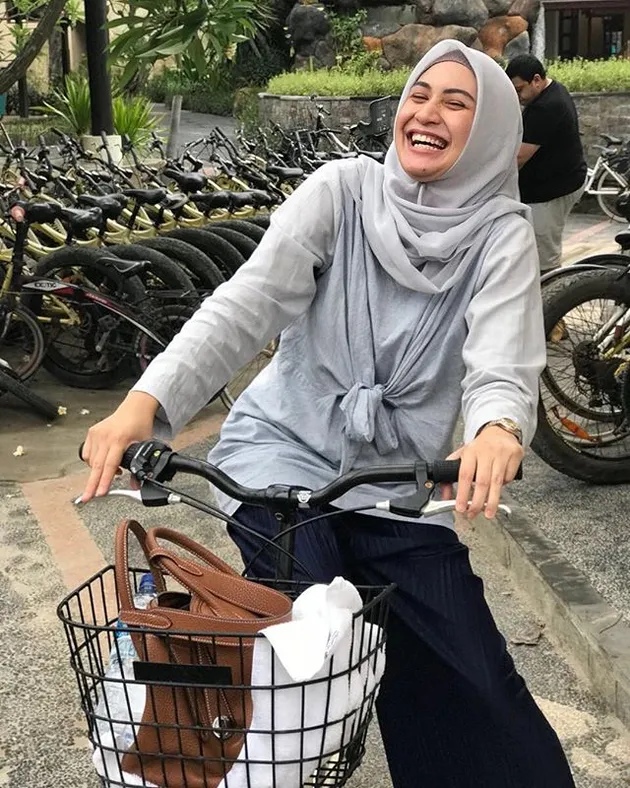 Siti Anizah sendiri merupakan pemain sinetron yang sudah berkecimpung di dunia entertainment sejak berusia 17 tahun. Namanya semakin menanjak saat ia membintangi sinetron CINDERELLA bersama Cinta Laura dan Galih Ginanjar.