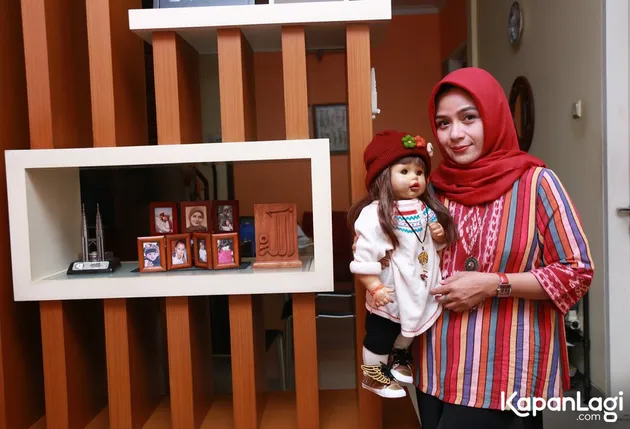 Ria Enes & Boneka Susan