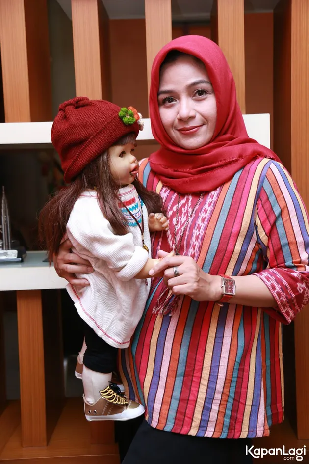 Ria Enes & Boneka Susan