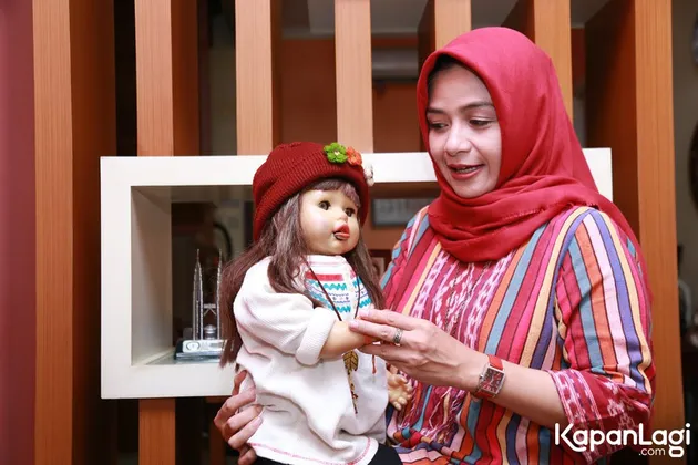 Ria Enes & Boneka Susan